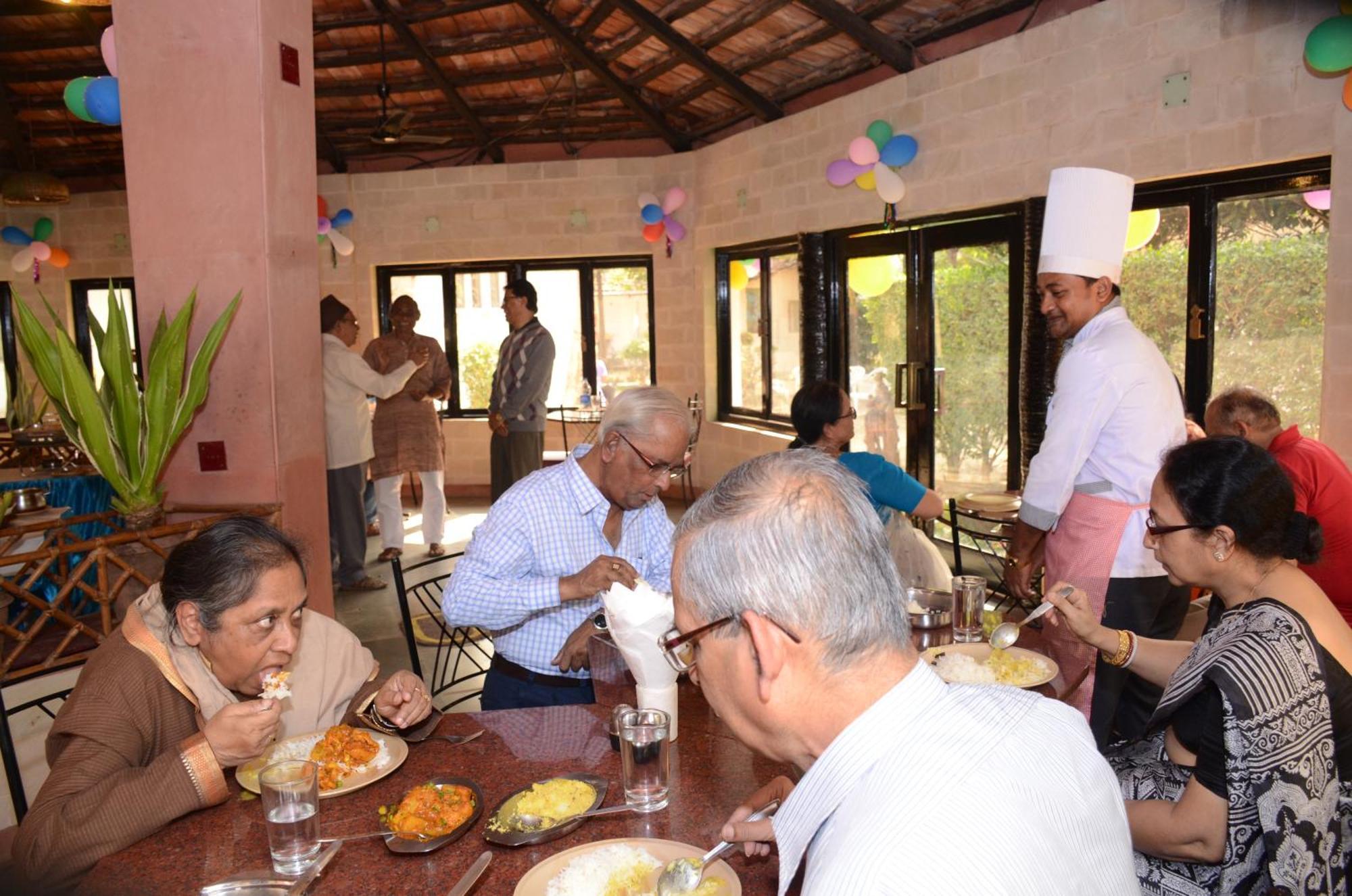 Chhuti Holiday Resort ボルプル エクステリア 写真