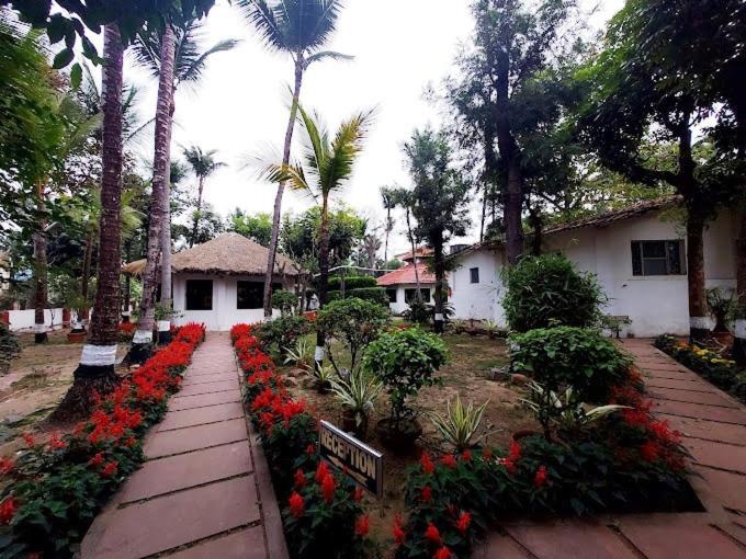 Chhuti Holiday Resort ボルプル エクステリア 写真