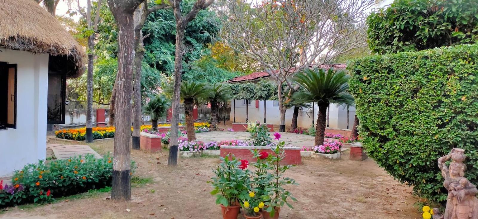 Chhuti Holiday Resort ボルプル エクステリア 写真
